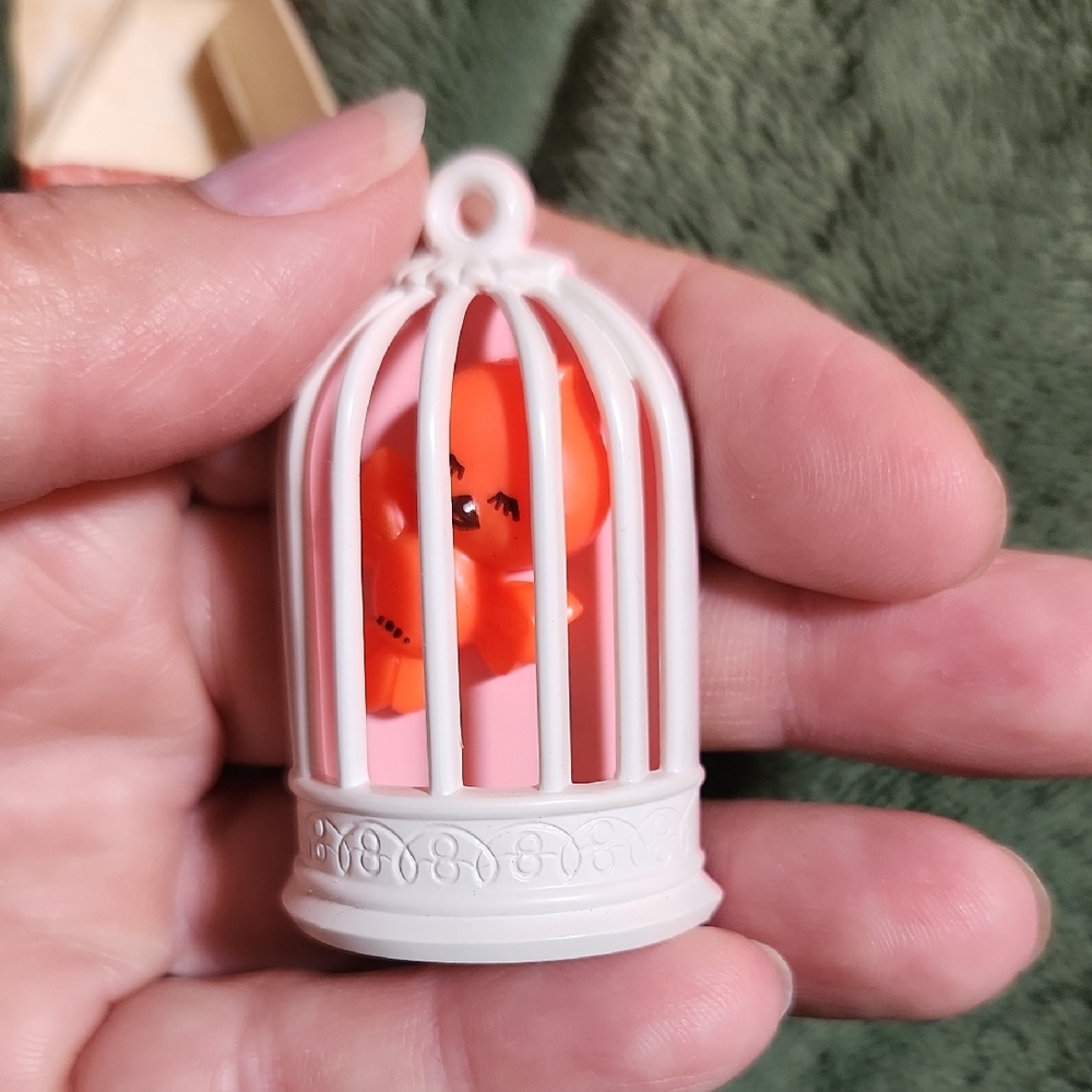Avon Bobbin' Robin Pin From 1975